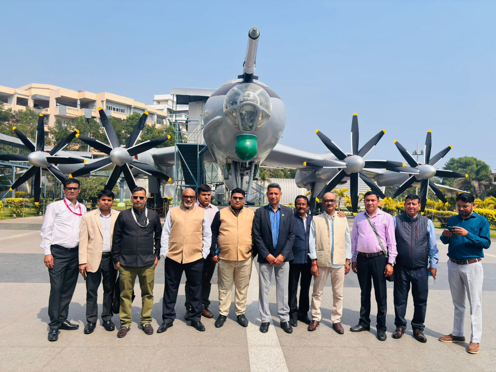 उत्तराखंड के पत्रकारों ने किया विशाखापत्तनम के टीयू-142 विमान संग्रहालय का भ्रमण